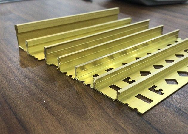De gouden 3.0m Decoratieve Decoratie van het de Strokenmeubilair van de Messingsversiering