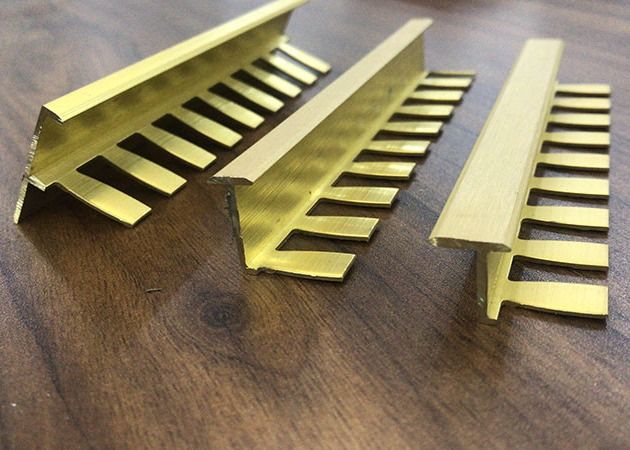 De gouden 3.0m Decoratieve Decoratie van het de Strokenmeubilair van de Messingsversiering