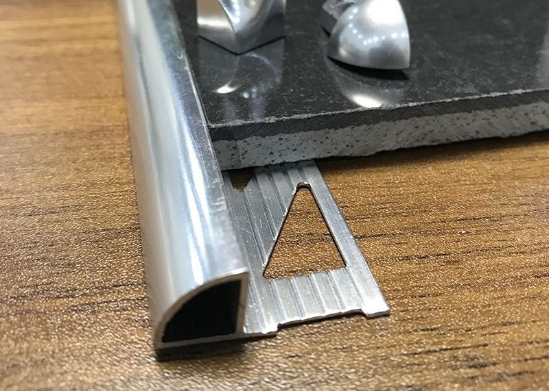 De Overgangsstrook 2.5m van het keramische tegelaluminium Metaal In orde makende Strook