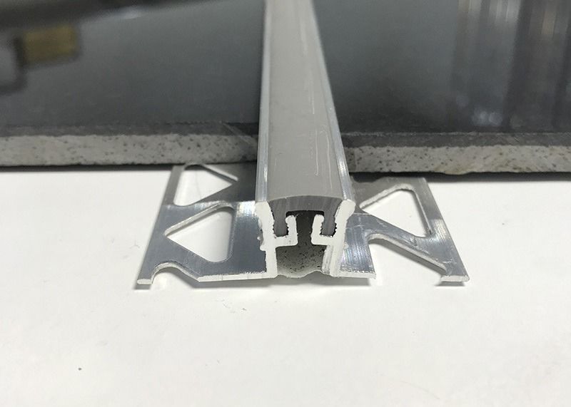Van het de Strookmetaal van de aluminiumdekking van de de Uitbreidingsverbinding van de de Bewegings Gezamenlijke Bevloering de Tegelsovergang